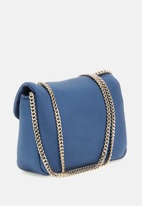 Borsa blu con una texture liscia, dotata di una tracolla in catena dorata e una forma arrotondata. Il design include un pattina pieghevole.