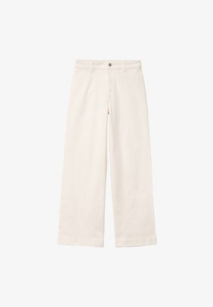 Pantaloni a gamba larga bianchi, realizzati in tessuto di cotone. Caratterizzati da una chiusura frontale con bottone, passanti per cintura e tasche classiche. Texture liscia.