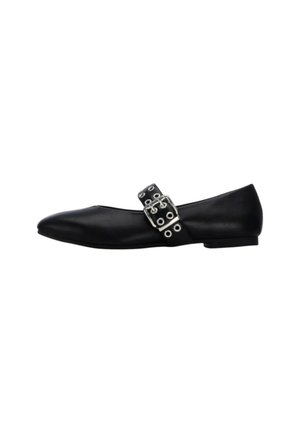 Scarpa bassa nera con punta appuntita e ampia fascia con fibbia argento e occhielli sulla parte superiore.