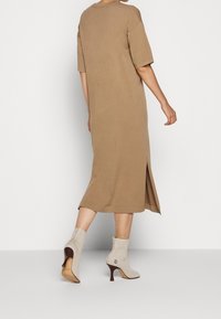 WEEKEND MaxMara Robe pull - camel
