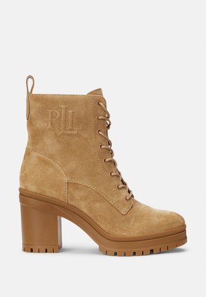 Lauren Ralph Lauren, CAMERON SUEDE BOOTIE - Enkellaarsjes met plateauzool - camel