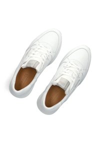 Witte leren sneakers met een ronde neus, textuuraccenten, platte veters en een lichtgrijs logo op de tong. Tan binnenvoering.