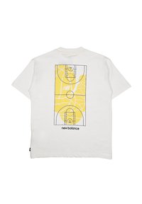 T-shirt bianco a maniche corte con un design di un campo da basket giallo con contorni neri. Logo "New Balance" stampato in basso.