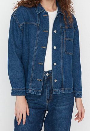 Dunkelblaue Jeansjacke mit Knopfverschluss, Brusttasche und langen Ärmeln. Strukturiertem Stoff mit sichtbaren Nahtdetails.