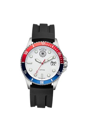 Montre style plongeur avec lunette rouge et bleue, cadran blanc, bracelet en caoutchouc noir, guichet date à 3 heures et logo de l'Association allemande de football sous le 12.