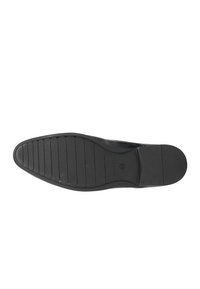 Suola di scarpa nera con una finitura liscia, scanalature orizzontali e verticali per una migliore aderenza e un design della punta arrotondata.