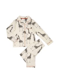Conjunto de pijama crema con estampado de jirafas negras. Presenta mangas largas, cierre delantero con botones y ribete rojo en contraste en el cuello y los bolsillos.