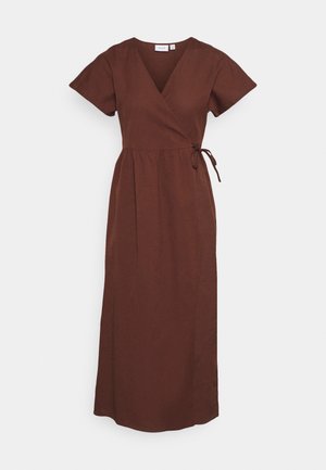 Robe enveloppante marron à manches courtes, avec un décolleté en V et un lien sur le côté, longueur midi, suspendue sur fond blanc.