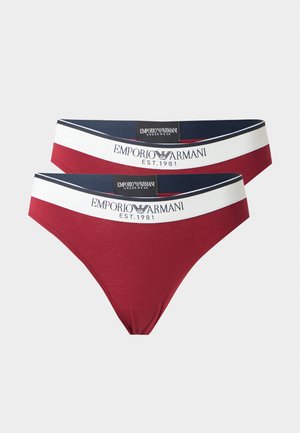 To par røde herrestrusser med hvide og marineblå linninger med Emporio Armani tekst og logo, vist på en ensfarvet baggrund.