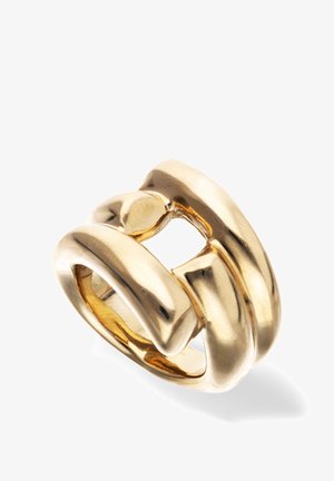 Anillo grueso de oro pulido con un diseño audaz de eslabones abiertos entrelazados sobre un fondo blanco.