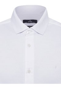 Weißes Polohemd aus weichem Strickmaterial, mit klassischem Kragen, zwei-Knopf-Leiste und kleiner gestickter Akzent auf der Brust.