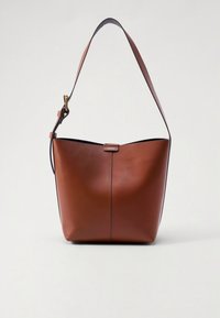 Borsa a tracolla in pelle marrone con una forma ampia e curva. Presenta una tracolla singola, cuciture a contrasto e un piccolo logo decorativo sulla parte superiore.