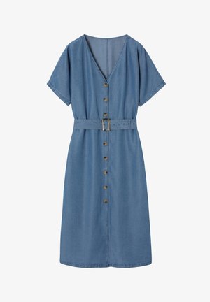Abito in denim con scollatura a V, maniche corte, chiusura frontale con bottoni e vita con cintura. Il colore è blu medio con una texture liscia.
