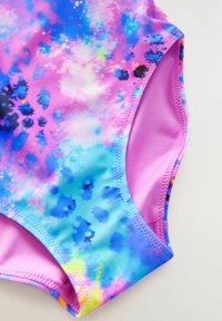 Maillot de bain une pièce avec un motif tie-dye vibrant bleu, rose et violet, offrant une texture douce et des finitions sur les bords.