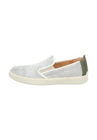 Bequeme Slipper aus hellgrauem Wildleder mit weißen Akzenten, einer cremefarbenen Gummisohle und einer grünen Fersenschlaufe; bietet elastische Seiten für ein einfaches An- und Ausziehen.