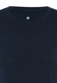 Mørkeblå bomulds T-shirt med rund halsudskæring, korte ærmer og en subtil tekstur. Har et lille logotag ved halsudskæringen.
