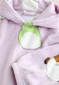 Lila fleece-nattkläder med huva, med djurmotiv: en leende grön karaktär och en hund. Mjuk textur, mysig design och livliga färger.
