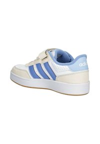 Sneaker bianco e azzurro chiaro con tre strisce blu, una fascetta in velcro, materiale in pelle e rete, e una suola in gomma.