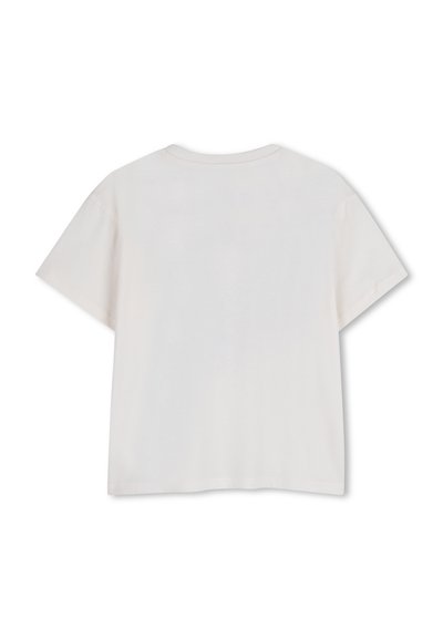 Effen wit T-shirt met korte mouwen en ronde hals, achterkant zichtbaar, plat liggend op een witte achtergrond.