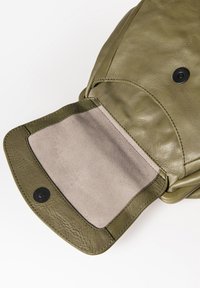 Borsa in pelle verde oliva con un interno morbido. Presenta una chiusura a pattina e un bottone a pressione nero. Texture liscia con bordi finemente cuciti.