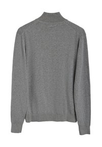 Grå sweater med høj krave, lange ærmer, ribbede manchetter og kant. Blød tekstur med en glat overflade, ingen synlige mønstre eller detaljer.