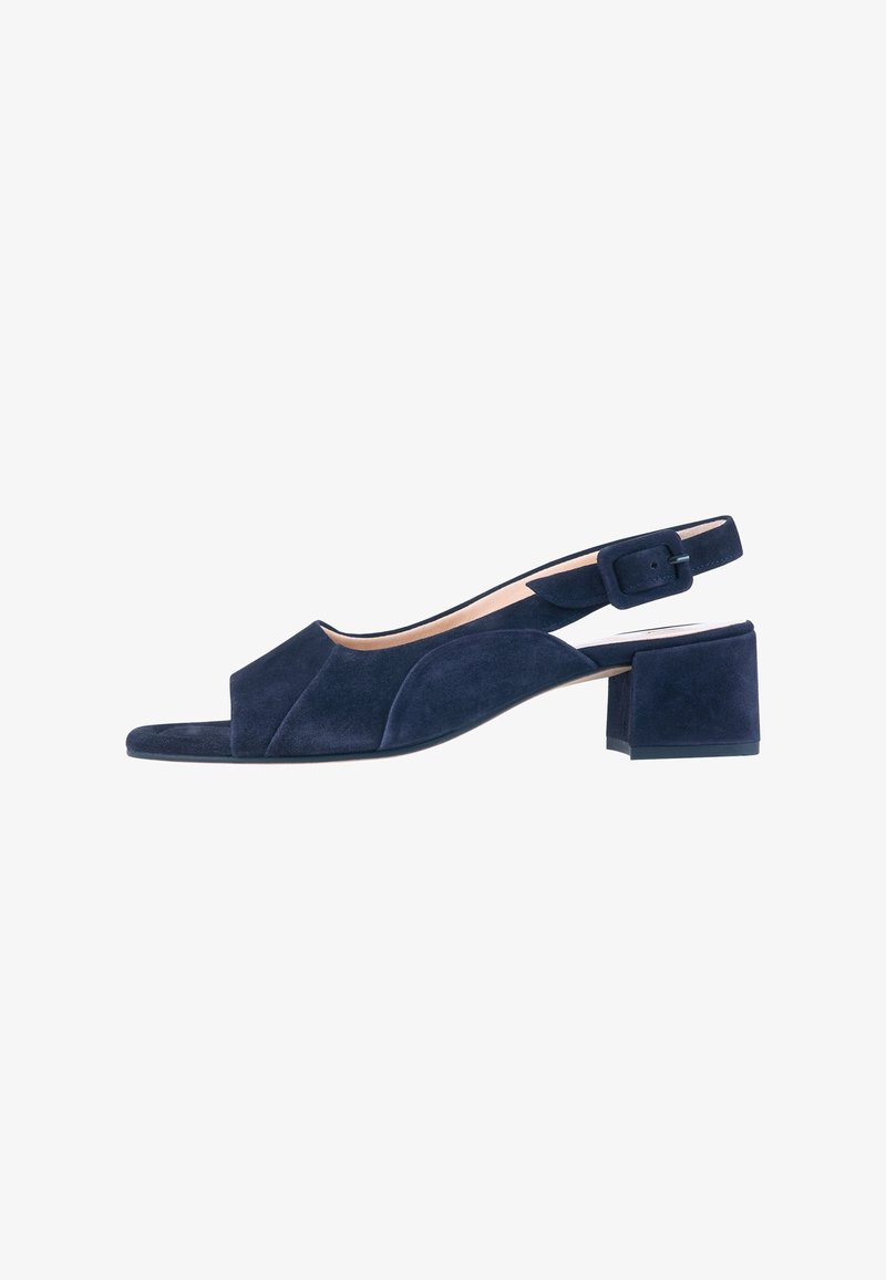 Chaussure slingback femme en daim bleu marine avec bout ouvert, petit talon bloc et bride réglable à boucle.