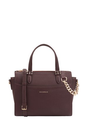 Sac à main en cuir bordeaux foncé avec accents en chaîne dorée, doubles poignées et une bandoulière amovible. Dispose d'une fermeture zippée et d'un détail de logo.