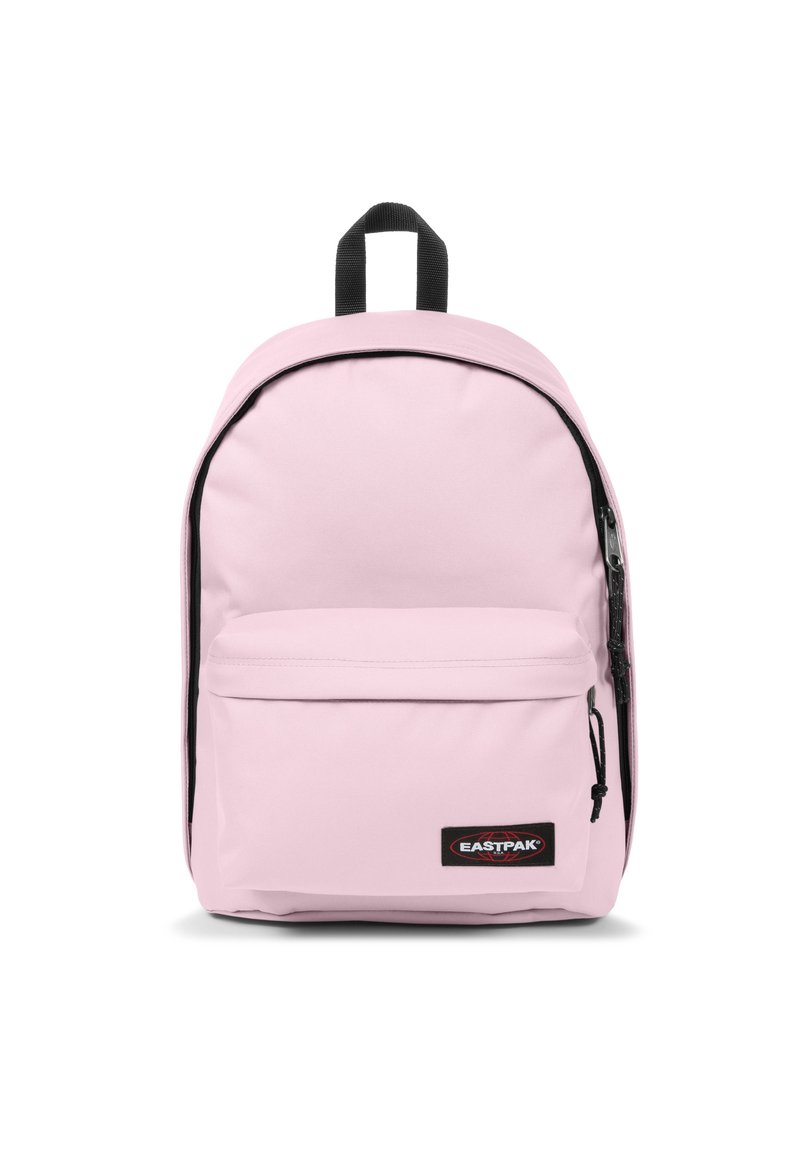 Zaino in tessuto rosa dalla forma arrotondata, con una tasca frontale con zip, zip nera e una maniglia superiore per il trasporto. Presenta un'etichetta con il logo Eastpak.