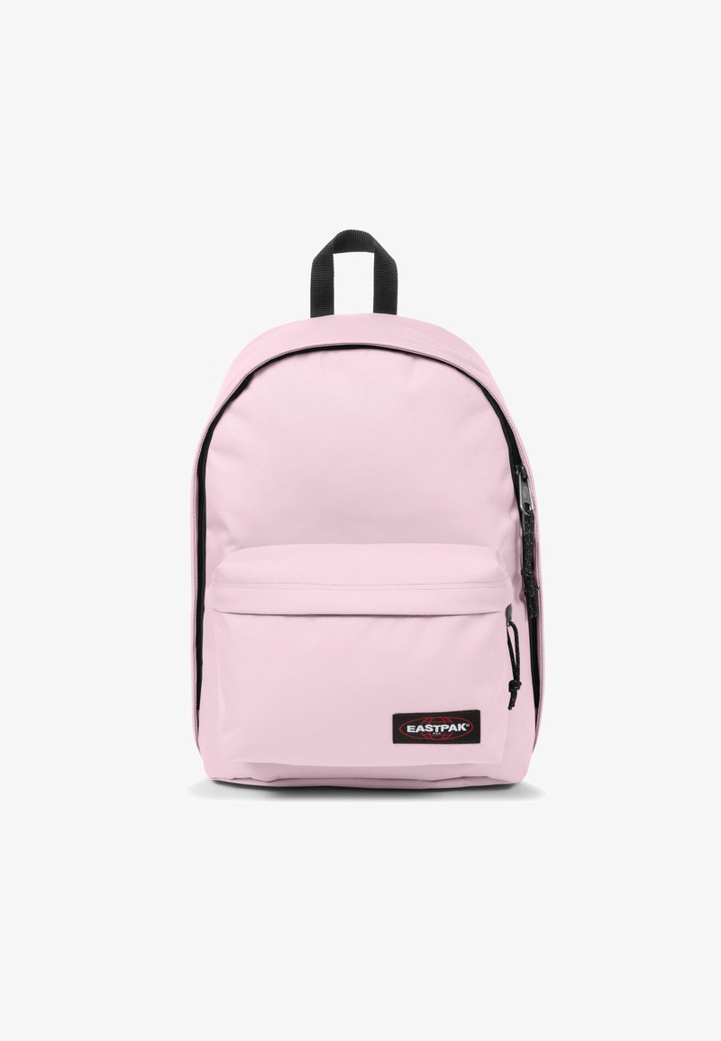 Zaino in tessuto rosa dalla forma arrotondata, con una tasca frontale con zip, zip nera e una maniglia superiore per il trasporto. Presenta un'etichetta con il logo Eastpak.