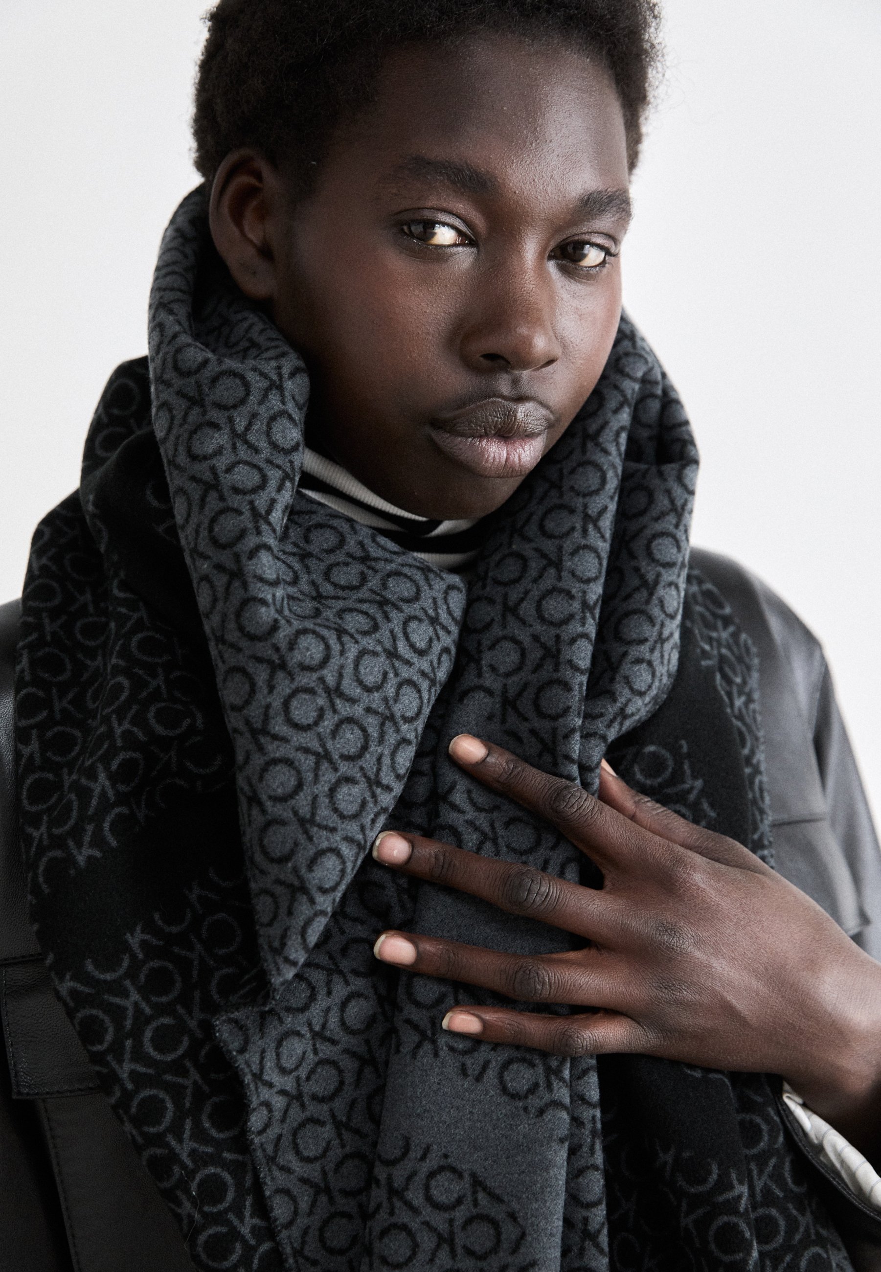 Calvin Klein FRINGES TWO-TONE MONO SCARF - Scarf - black/ grey