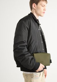 WASH BAG SMALL UNISEX - Higienos reikmenų kosmetinė - revel