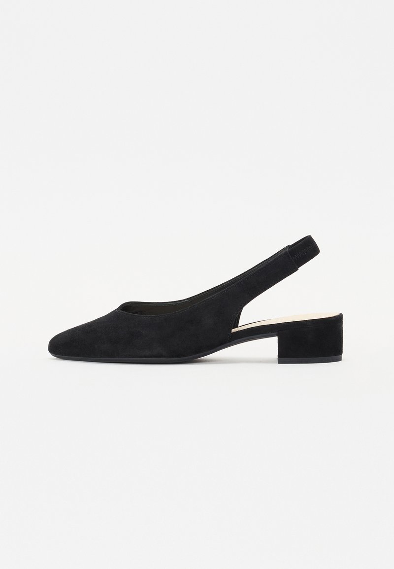 Chaussures slingback en suede noir avec un bout pointu, un petit talon carré et un design découpé sur les côtés, offrant une texture douce.