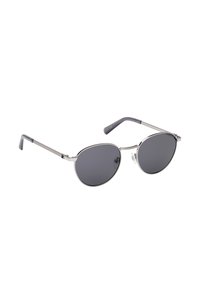 Sonnenbrille mit Metallgestell und ovalen schwarzen Gläsern. Schlanke, glänzende silberne Bügel mit grauen Gummiapplikationen an den Enden. Minimalistisches Design für ein leichtes Tragegefühl.