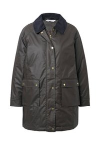 Giacca impermeabile marrone scuro con collo blu, chiusura a scatto e cerniera, e due tasche anteriori. Texture liscia e design leggero.