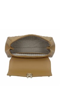 Borsa a tracolla in pelle marrone chiaro con un'esterno trapuntato e una finitura liscia. L'interno presenta una fodera a motivo e una chiusura con bottone magnetico.