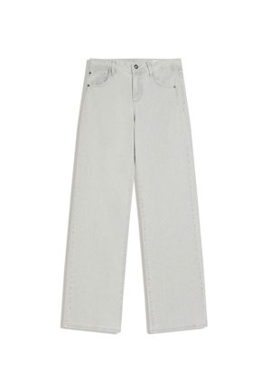 Hellgraue Jeans mit geradem Bein, vorderen Taschen, Gürtelschlaufen und Knopfverschluss, flach auf einem weißen Hintergrund ausgelegt.