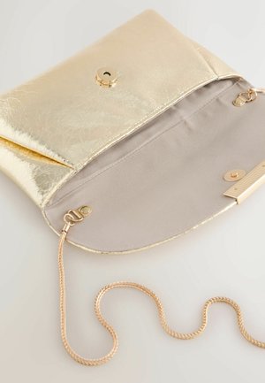 Zlaté kovové psaníčko s texturovaným povrchem. Uvnitř hladká béžová podšívka. Součástí je odnímatelný zlatý řetízkový popruh.