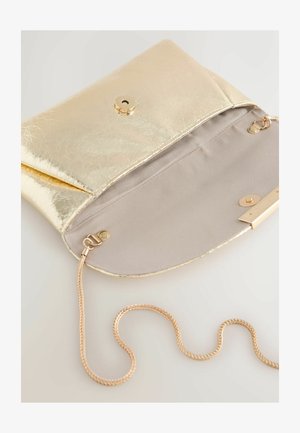 Goldene Metallic-Clutch mit strukturierter Außenseite. Im Inneren befindet sich ein glattes, beiges Futter. Inklusive abnehmbarem goldenen Kettenriemen.