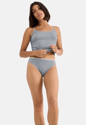 Lysegrå, tætsiddende tanktop med tynde stropper og matchende bikiniunderdele. Glat tekstur med et enkelt design.