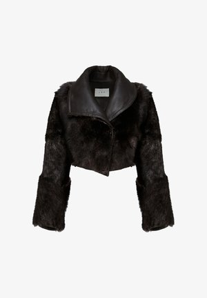 Veste courte avec fausse fourrure marron et col en cuir marron. Comprend des manches longues et une fermeture à l'avant. Texture douce et couleur riche.