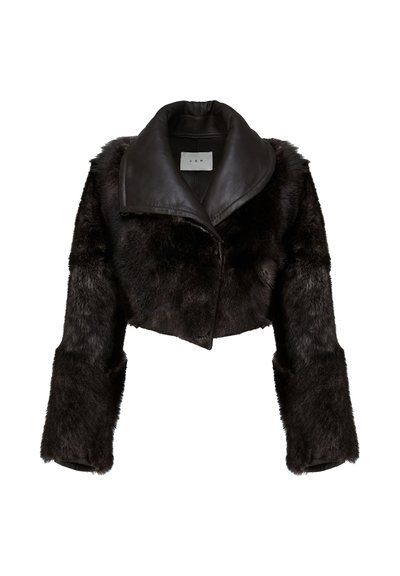 Kratki sako s smeđim umjetnim krznom i smeđom kožnom ovratnikom. Ima duge rukave i prednje zatvaranje. Meka tekstura i bogata boja.