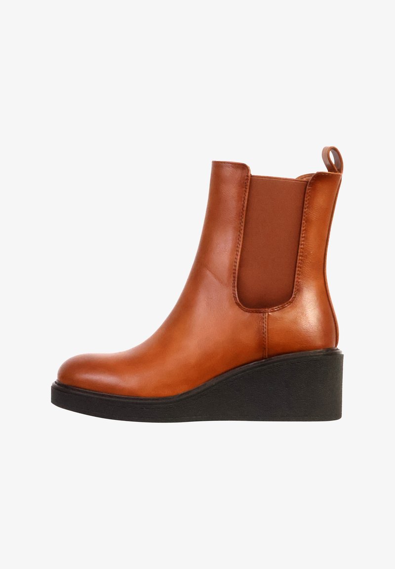 Bottine en cuir marron avec semelle compensée, panneau latéral élastique et languette à l'arrière, vue de profil sur fond blanc.