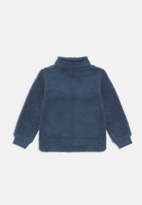 Pullover in fleece blu scuro con collo alto, maniche lunghe e tessuto morbido e testurizzato. Polsini e orlo a costine per una vestibilità aderente.