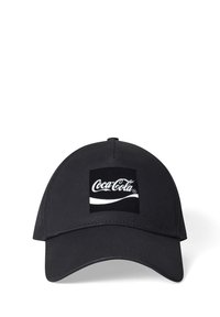 Gorra de béisbol negra hecha de tejido suave con un logotipo cuadrado de Coca-Cola en la parte frontal, con texto en blanco y un diseño de ola.