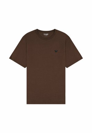 Bruine katoenen T-shirt met korte mouwen, ronde halslijn en een klein zwart logopatch op de linkerborst. Eenvoudig ontwerp, geen patronen.