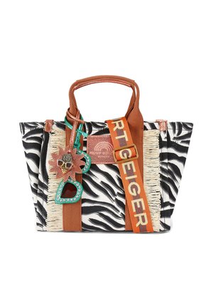 Sac fourre-tout à imprimé zèbre avec poignées marron, bordure à franges, sangle orange portant l'inscription "RT & EIGER", et breloques décoratives en forme de lunettes de soleil et de soleil.