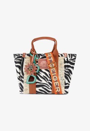 Borsa tote a stampa zebra con manici marroni, rifinitura a frange, tracolla arancione con la scritta "RT & EIGER" e ciondoli decorativi a forma di occhiali da sole e sole.