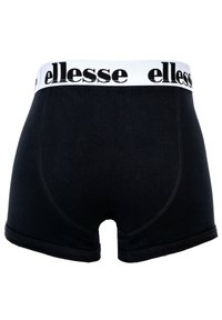 Musta puuvillainen bokserihousut valkoisella elastisella vyötärönauhalla, jossa on "ellesse"-logo. Sujuva rakenne, istuva malli ja tuplarimakonstruktio.