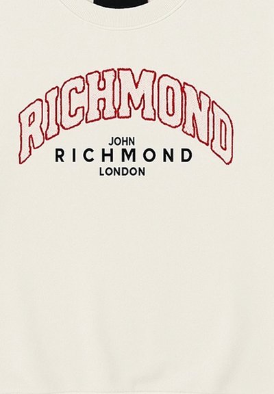 Felpa crema con un ricamo rosso a arco che legge "RICHMOND" sopra "JOHN RICHMOND LONDON" in nero, con un colletto a girocollo a coste.