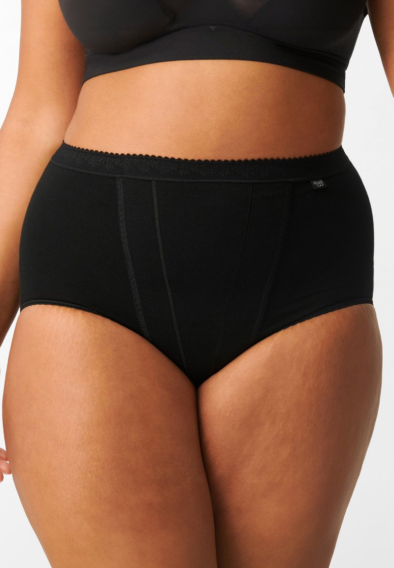 Mutande nere a vita alta realizzate in morbido cotone. Presentano un elastico ondulato in vita e lati senza cuciture per il massimo comfort. Cucitura dettagliata visibile.